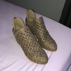 Cute booties from Fergalicious.  Great color...super comfy!